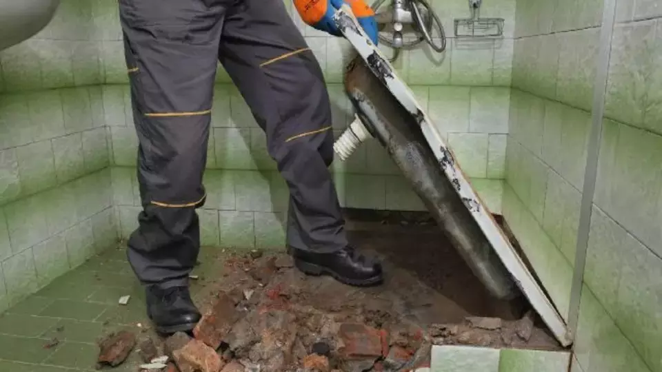 Majstor uklanja kadu iz kupaonice