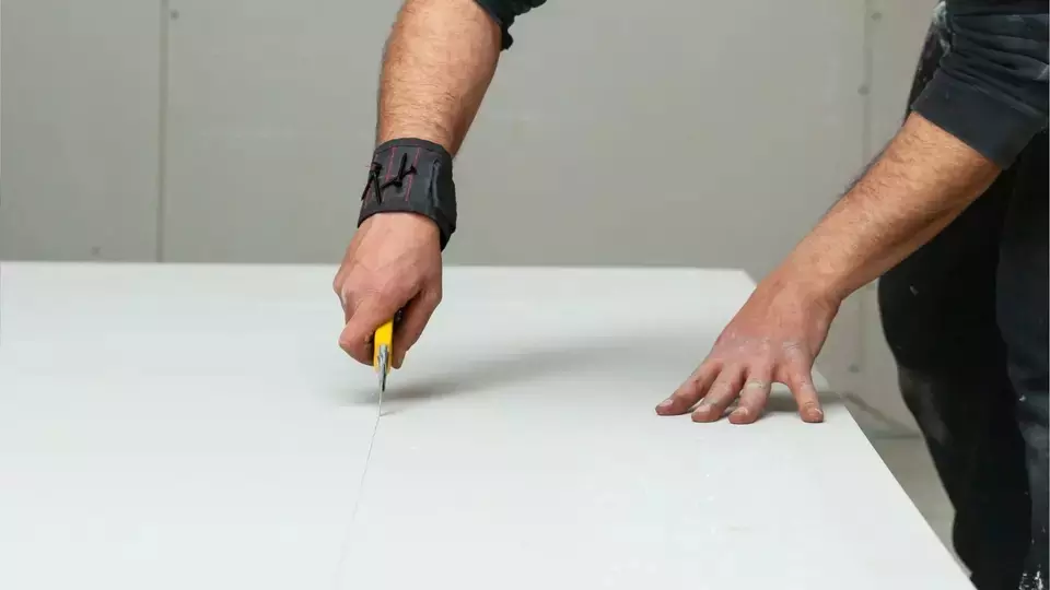 Rezanje gips ploče skalpelom